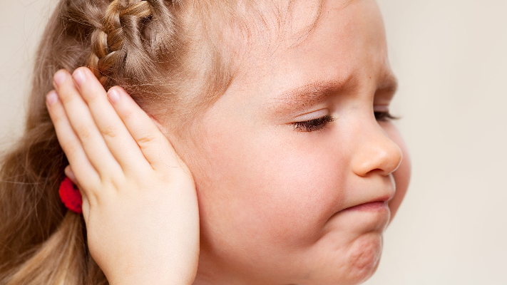 ماء خلف طبلة الأذن عند الأطفال