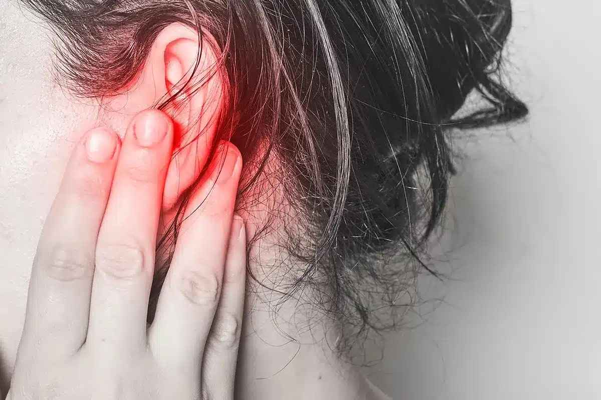 أعراض التهاب الأذن اليمنى