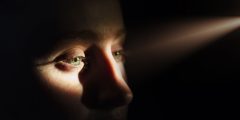 علاج حساسية العين من الضوء