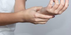 تنميل اليدين: أسبابه، أعراضه، وطرق العلاج